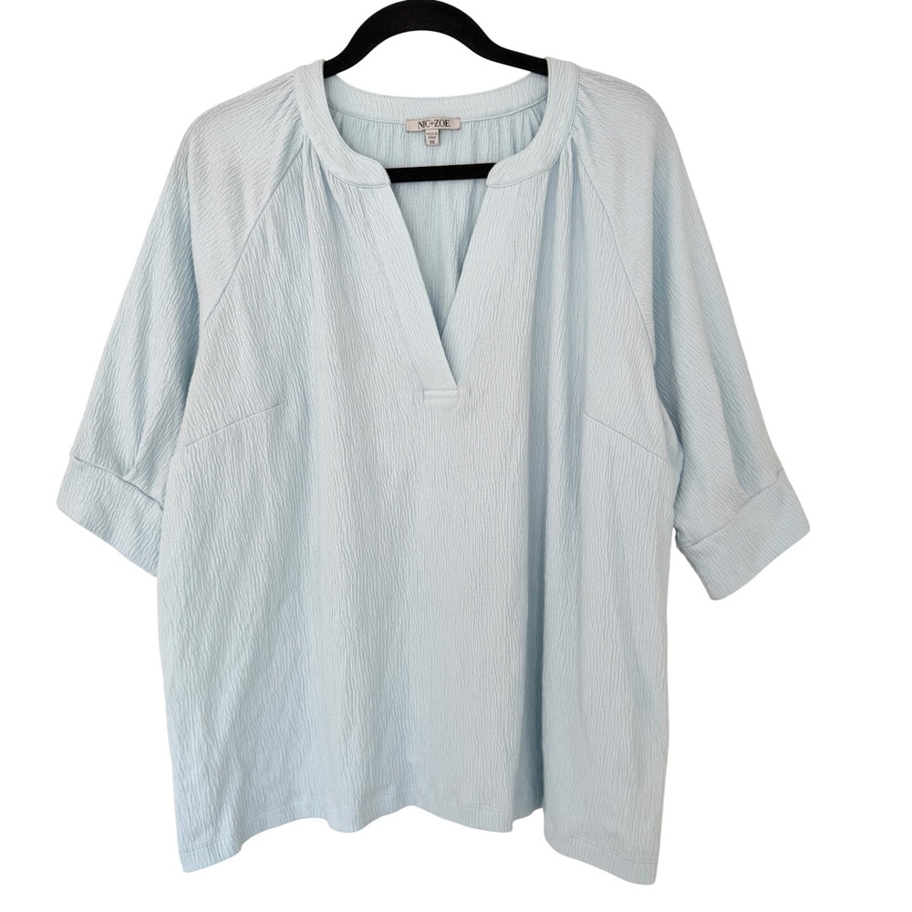 NIC+ZOE Women's Crinkle Knit Cafe Top Split V-Neck Top 1X Sky Blue
